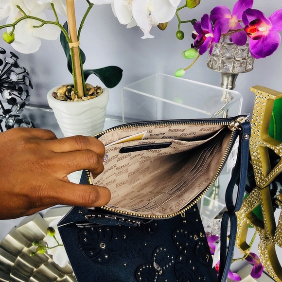 🎉 Host Pick Michael Kors Dragonfly Clutch - Picture 6 of 7